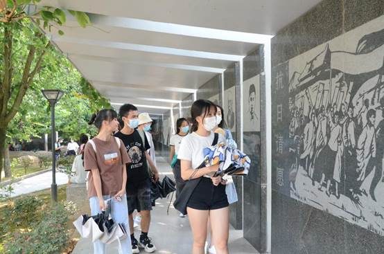 bat365在线中国官网登录入口学生第二党支部组织参观浙大西迁纪念广场