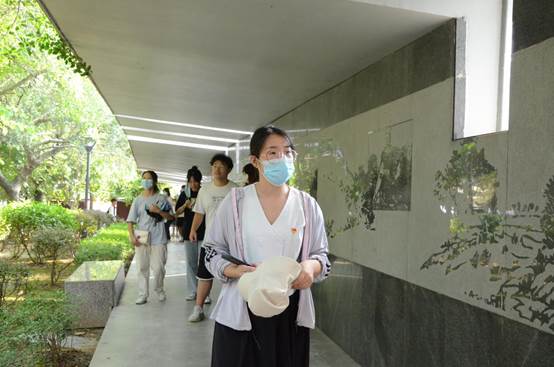 bat365在线中国官网登录入口学生第二党支部组织参观浙大西迁纪念广场3